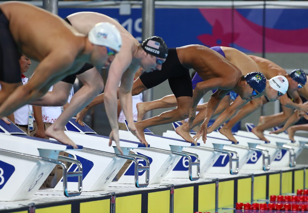 como funciona a largada na natação