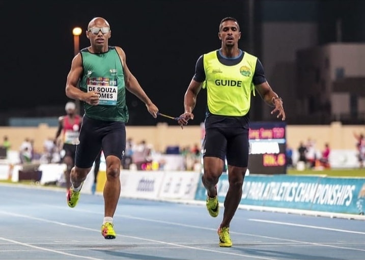 história inspiradora de atletas-guia e paratletas