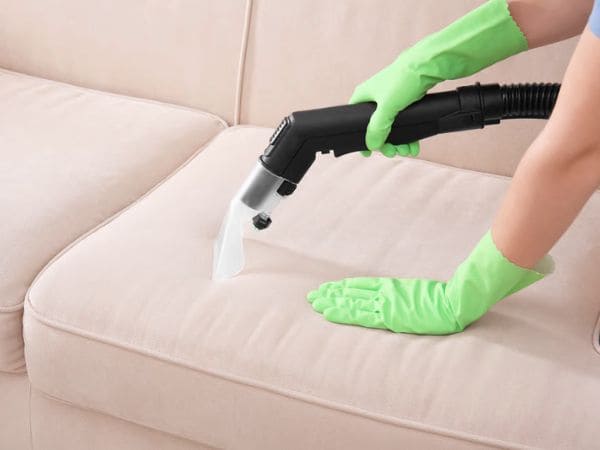 como limpar sofá de tecido em casa a seco