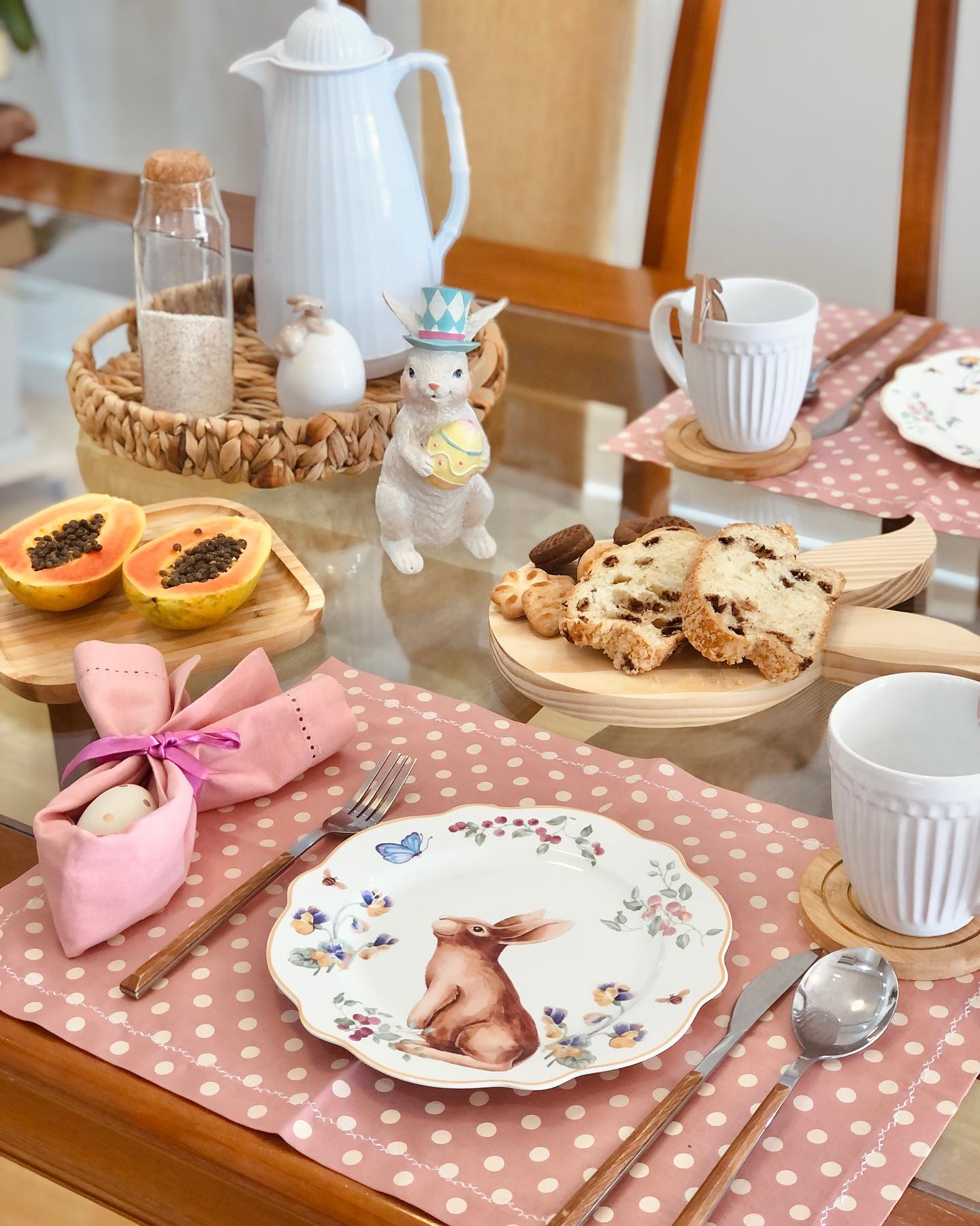 como montar uma mesa de café da manhã de páscoa