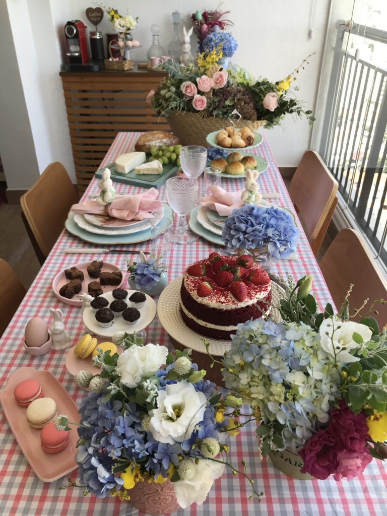 como montar uma mesa de café da manhã de páscoa