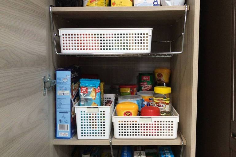 como organizar despensa pequena com potes reciclados