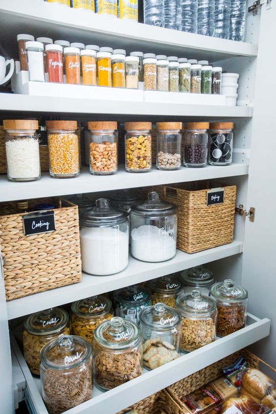 como organizar despensa pequena com potes reciclados