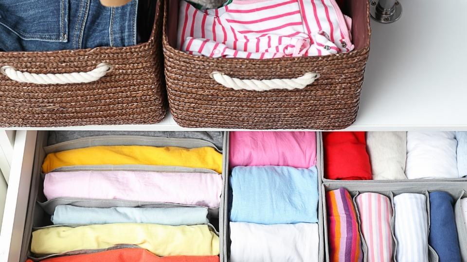 como organizar a gaveta de blusas de frio