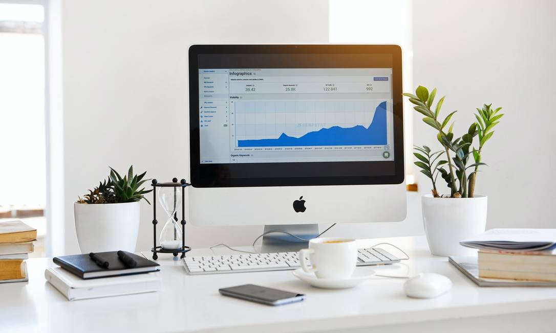 Maximizando o espaço: Dicas para otimizar sua mesa de trabalho pequena