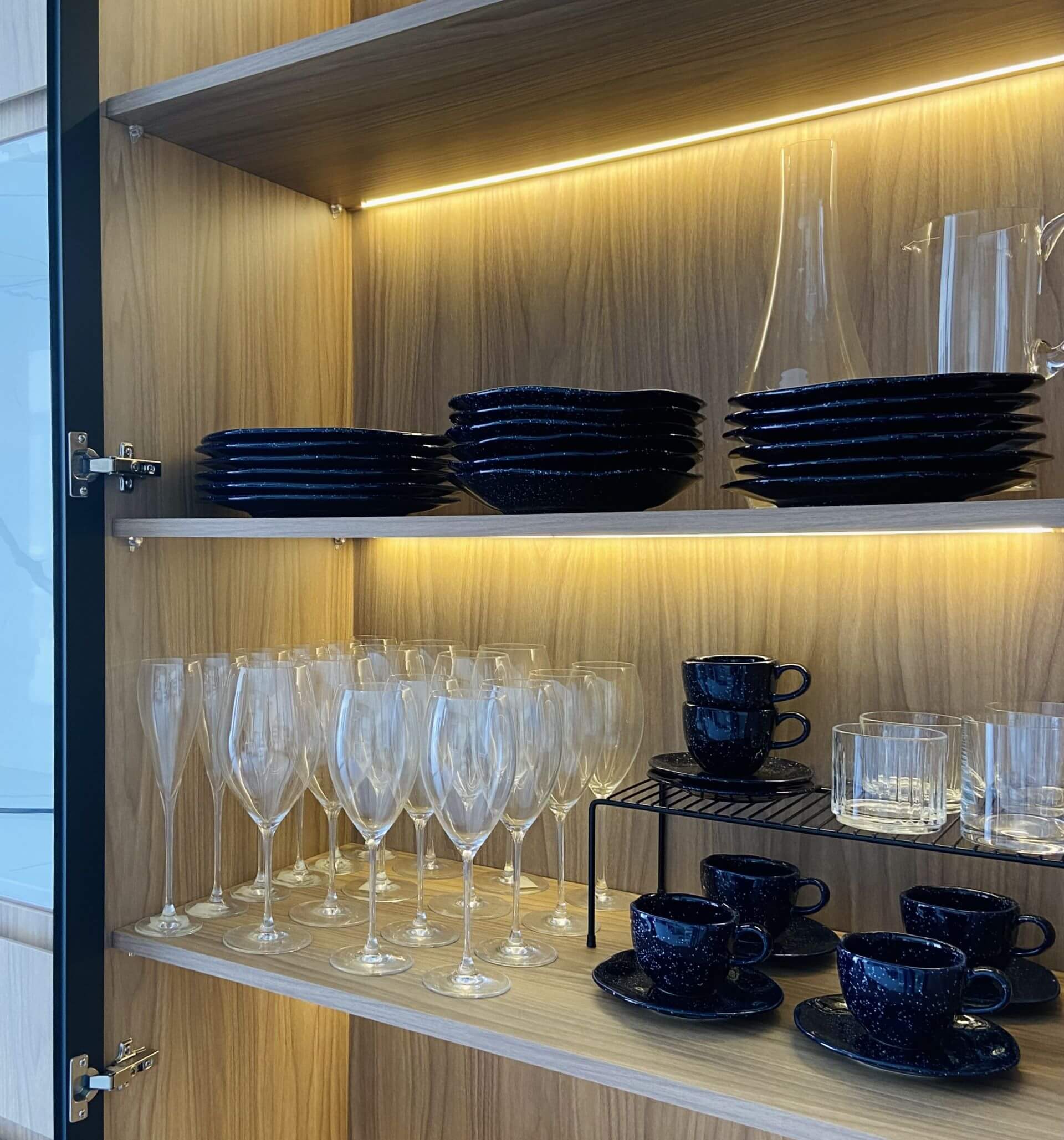 como organizar o armário de louças