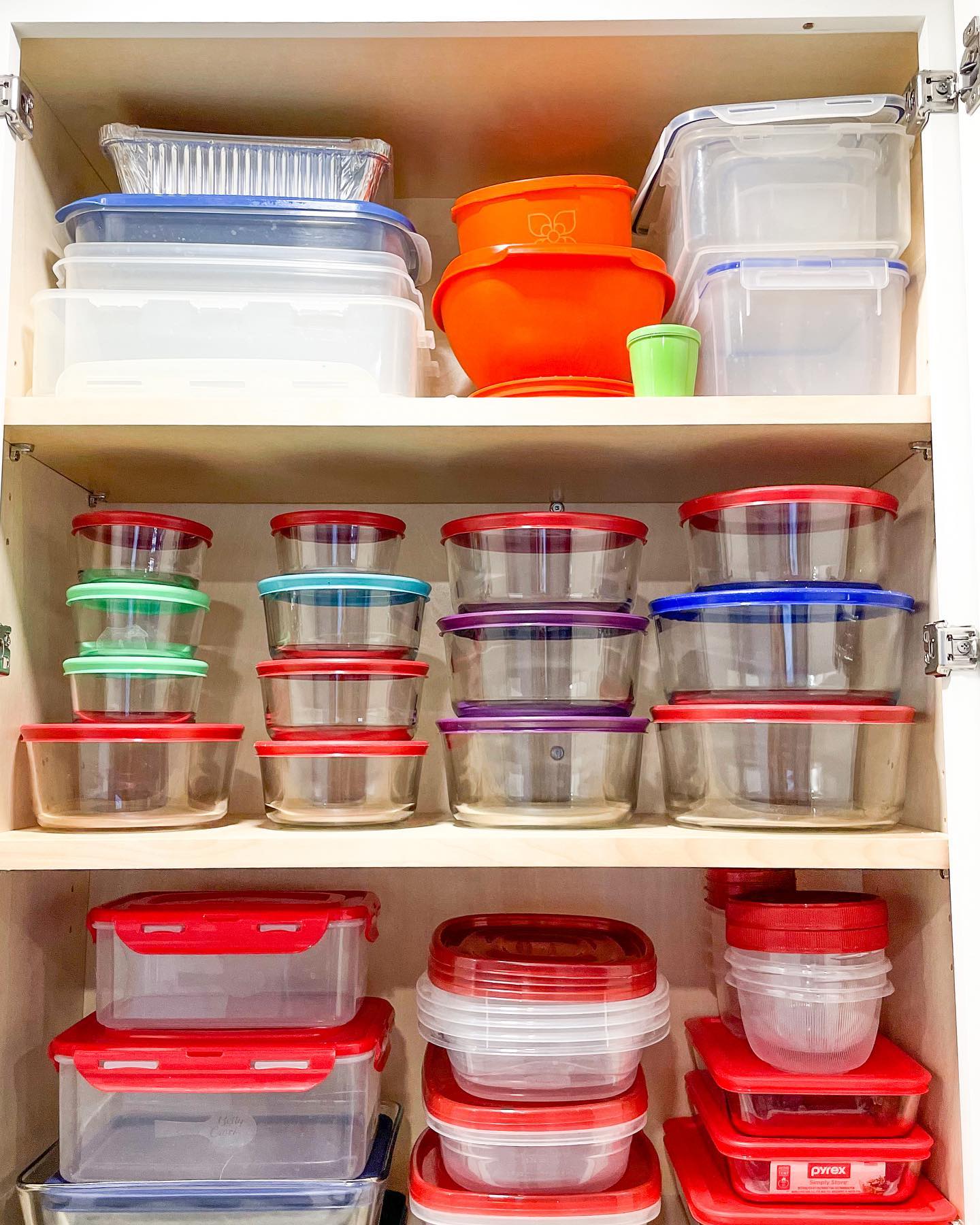 como organizar o armário de potes plásticos