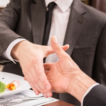 como se comportar em um almoço de negócios