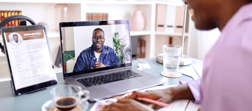 O poder dos podcasts e newsletters na sua atualização profissional