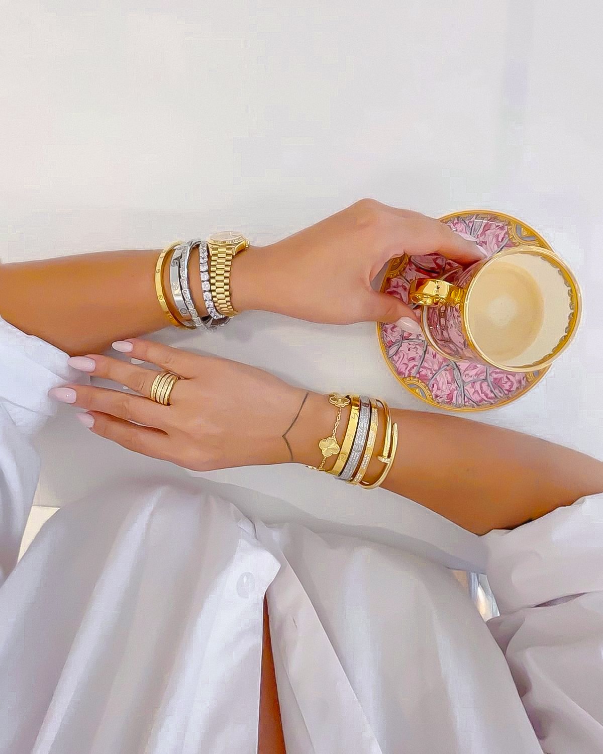 como usar anéis dourados e prateados no mesmo dedo