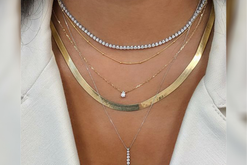 como usar acessórios dourados e prateados juntos