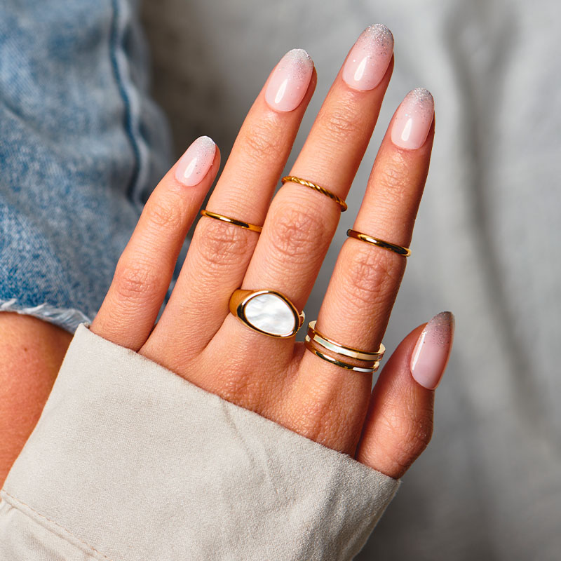 como usar anéis dourados e prateados no mesmo dedo