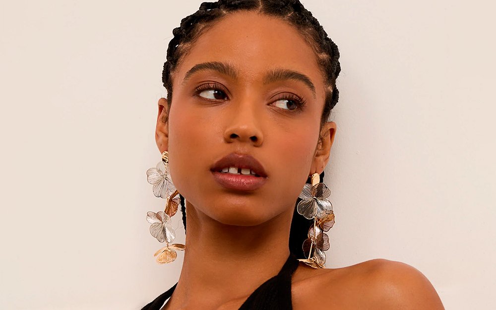 como usar acessórios dourados e prateados juntos