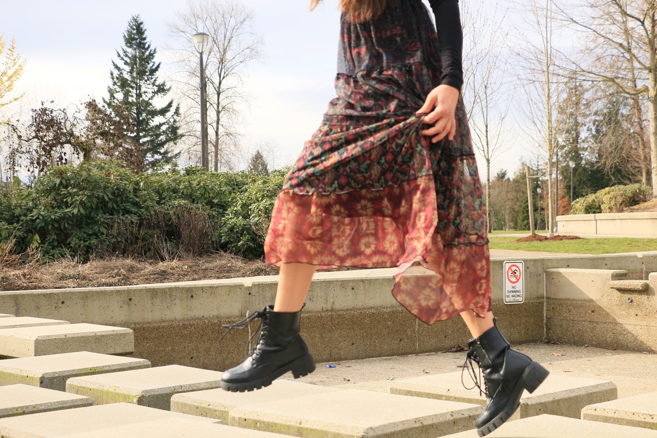 como usar bota coturno com vestido romântico