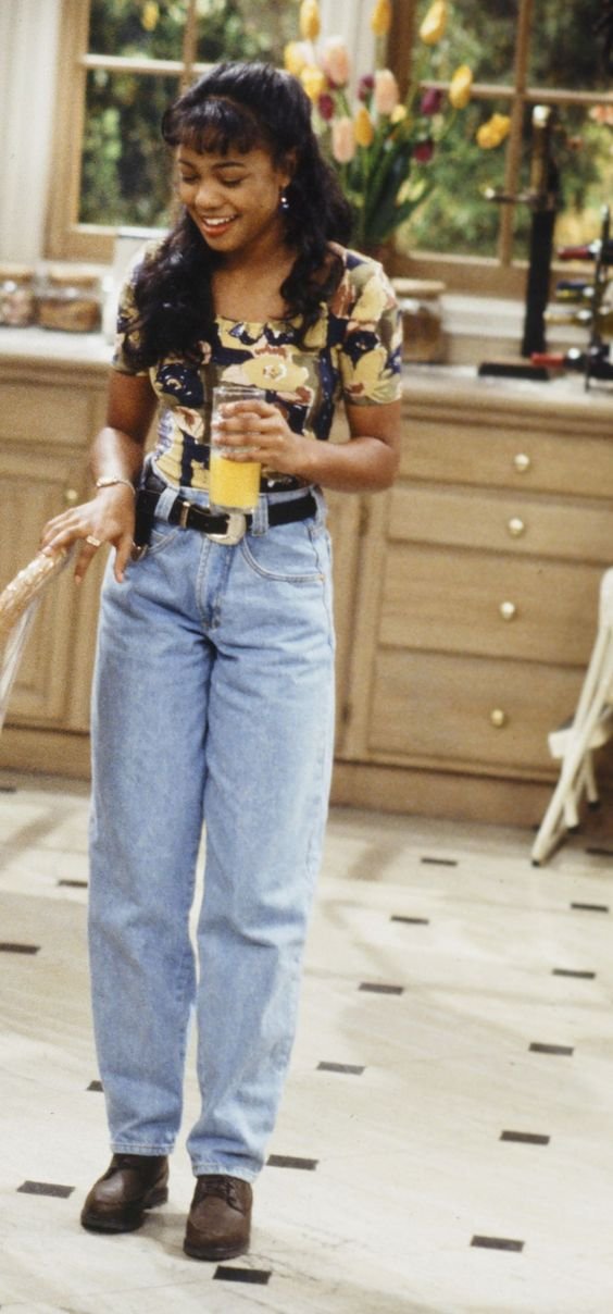 calça mom jeans com tênis