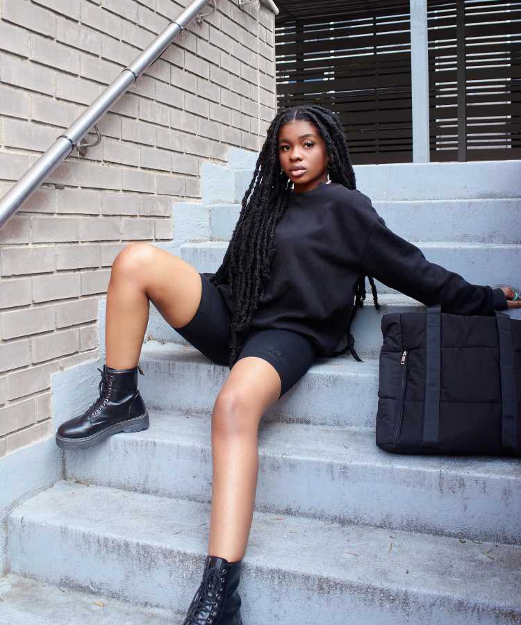 Coturno Colorido: Como Integrar Botas Vibrantes no Seu Guarda-Roupa