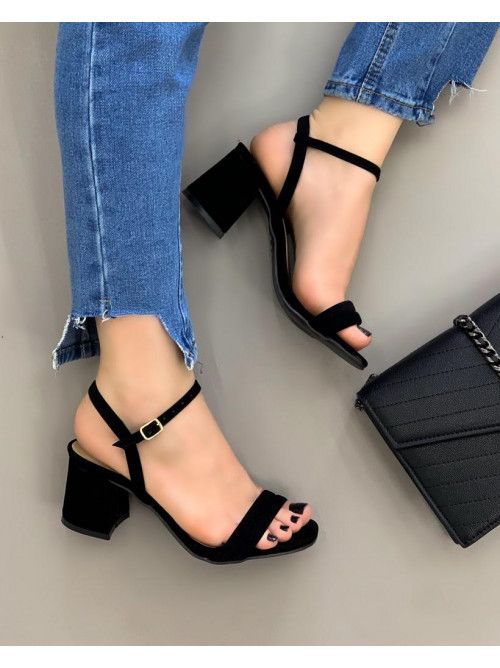 De Jeans à Alfaiataria: 7 Maneiras de Combinar sua Sandália de Salto Grosso