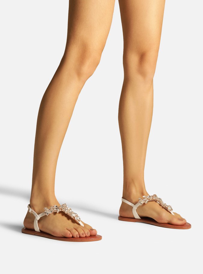 calçado com pedraria para o verão