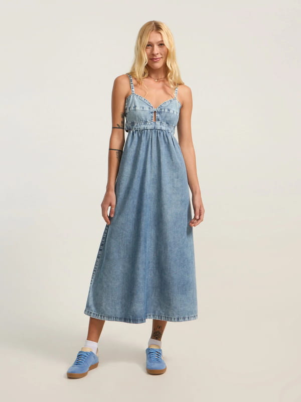 limpar tenis branco para usar com vestido jeans