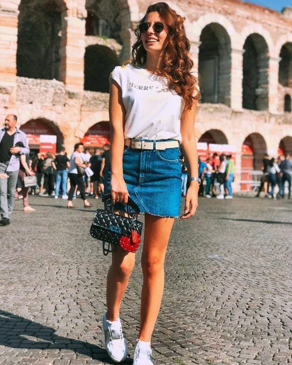 evitar erros vestido jeans tenis branco