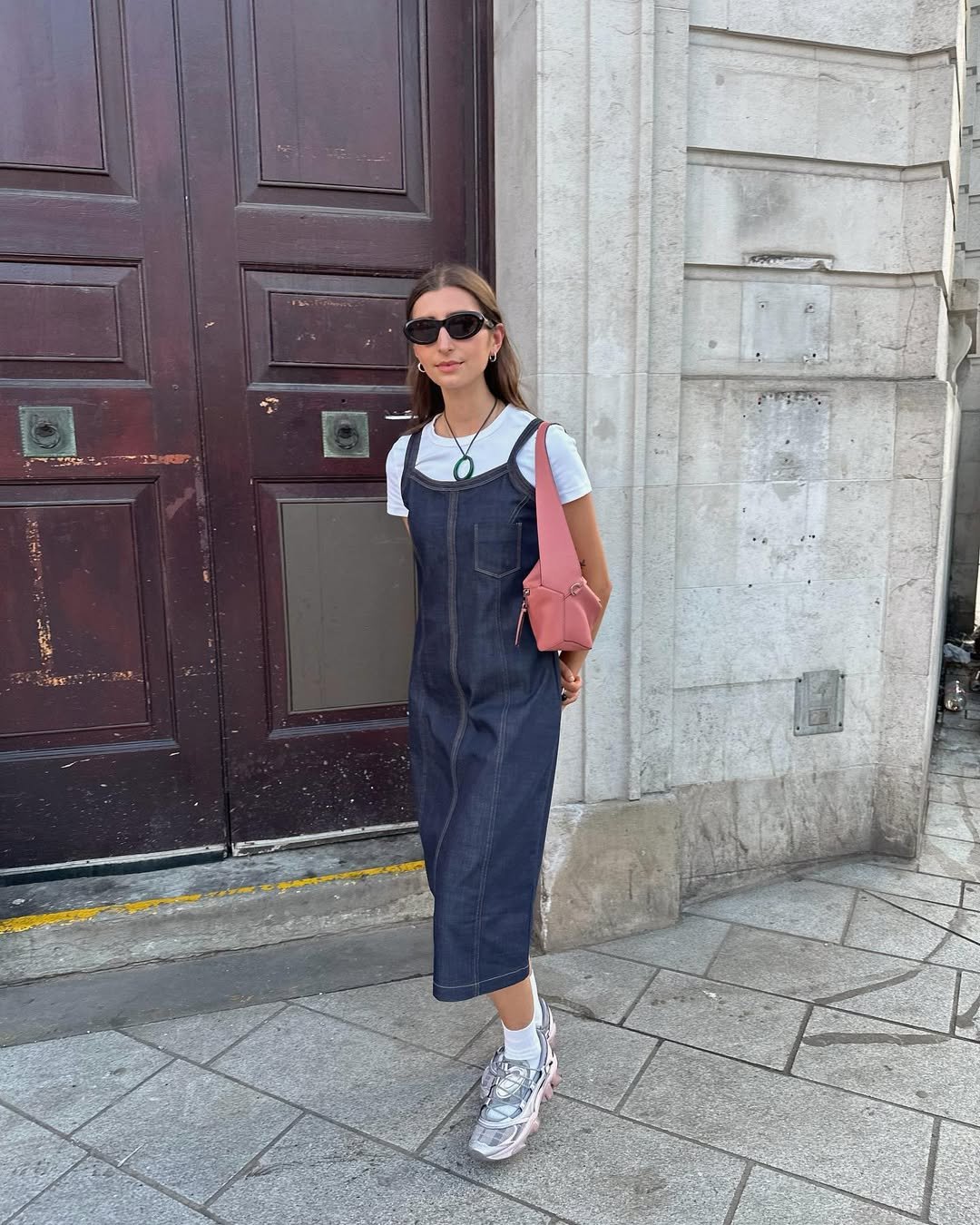 como usar vestido jeans casual com tênis branco