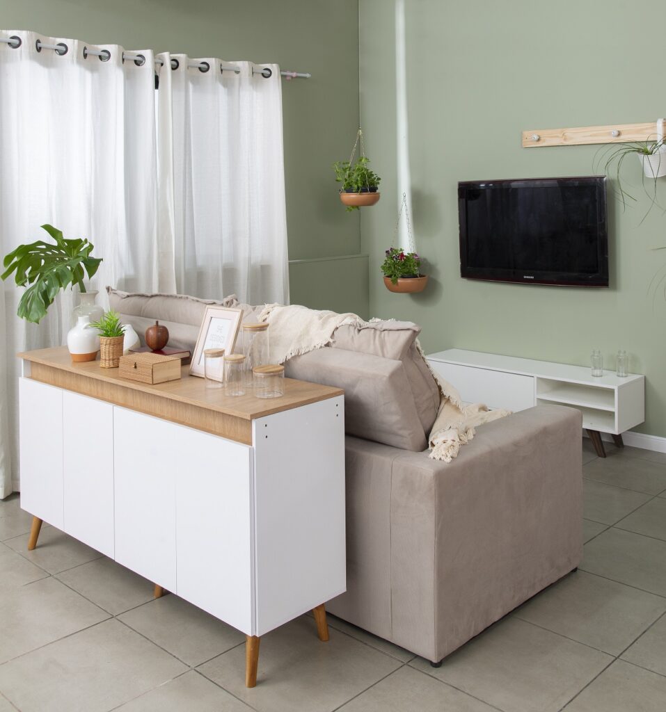 combinação de cores com móveis brancos e piso de madeira