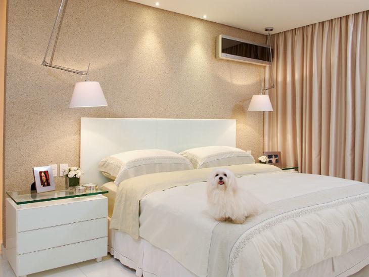 decoração com móveis brancos e detalhes coloridos