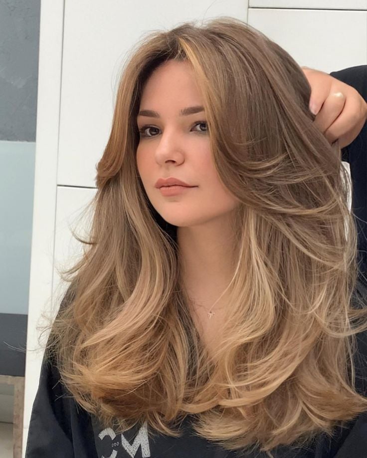 Corte Borboleta com Franja: Como Conquistar um Volume Luxuoso em Cabelos Longos