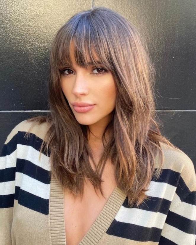 cortes de cabelo médio com franja desfiada