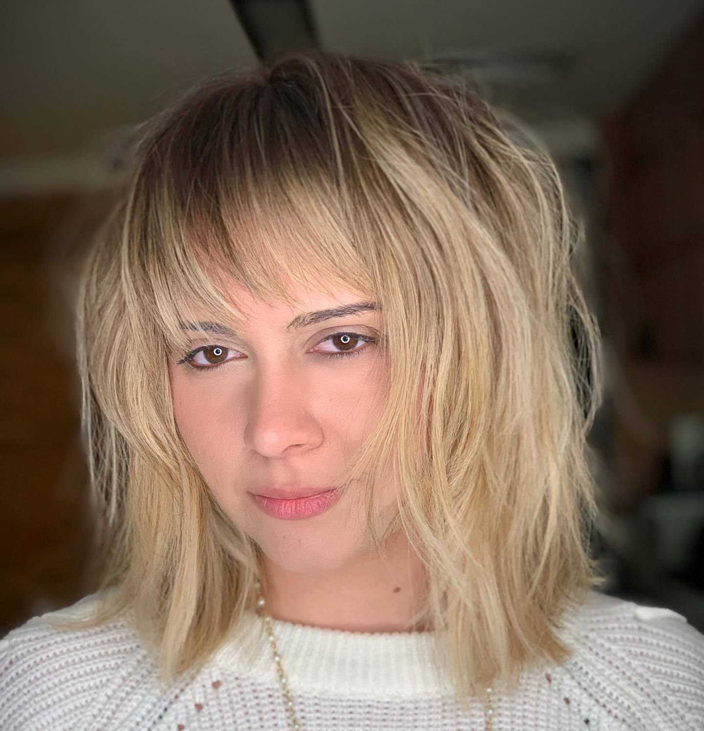 corte médio com franja desfiada vs corte médio sem franja