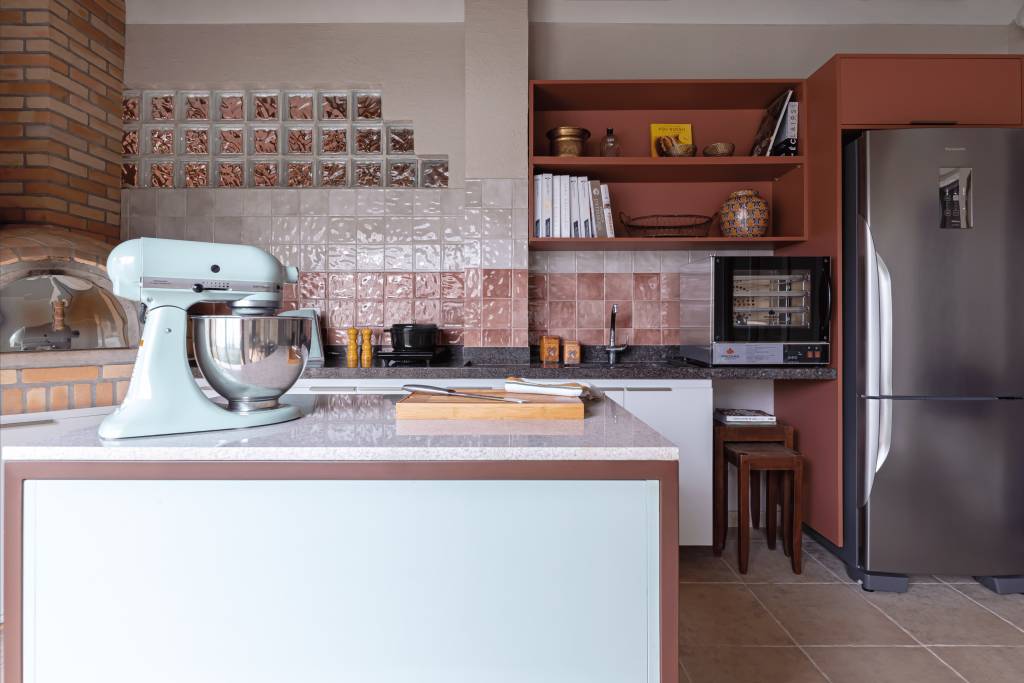 Cozinha terracota e azul