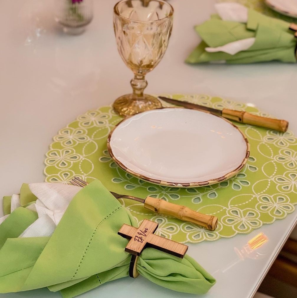 Paletas de Cores para Mesa de Páscoa: Harmonizando com Guardanapos de Pano