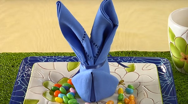 decoração de mesa de páscoa com guardanapo de pano