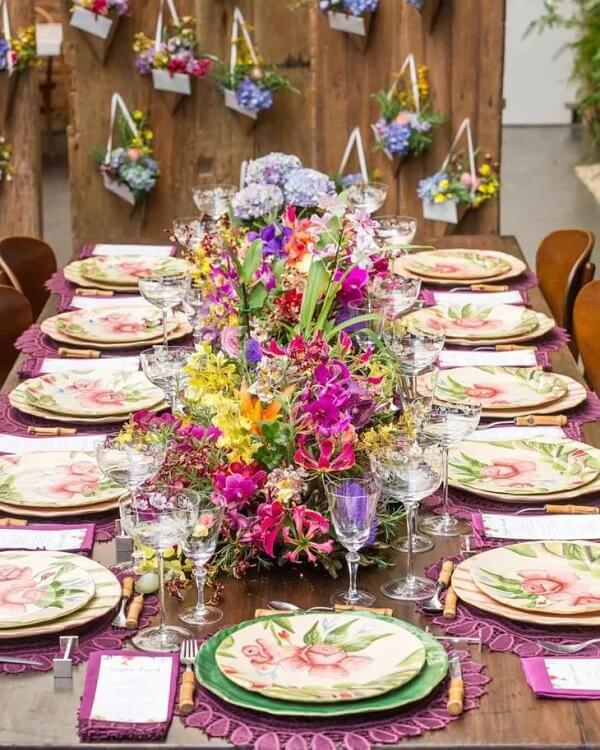 decoração de mesa posta para jantar romântico