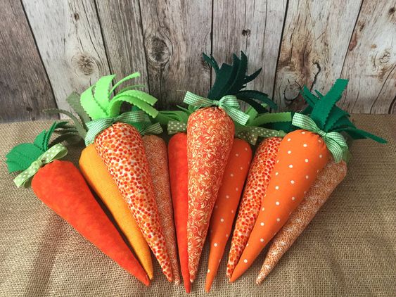 decoração de páscoa com cenouras de tecido