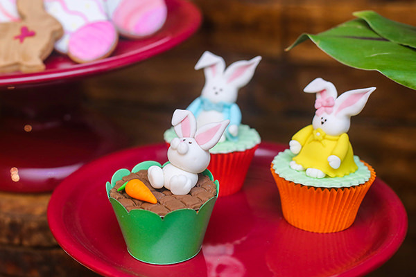 Guirlandas de Páscoa candy color: Ideias para a porta de entrada