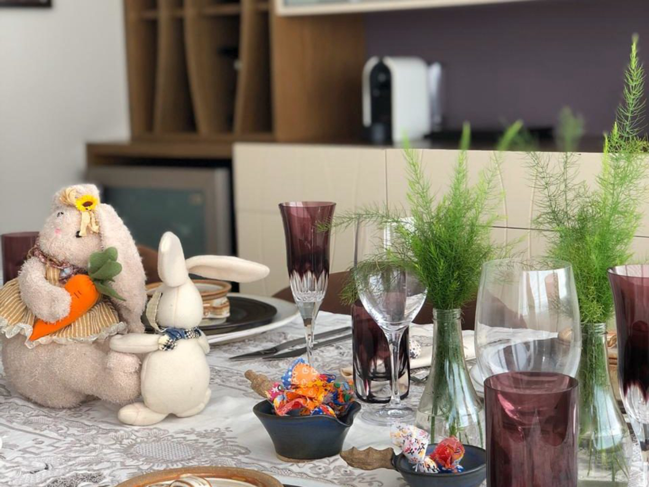 Organizando uma Mesa de Café de Páscoa Charmosa no Escritório