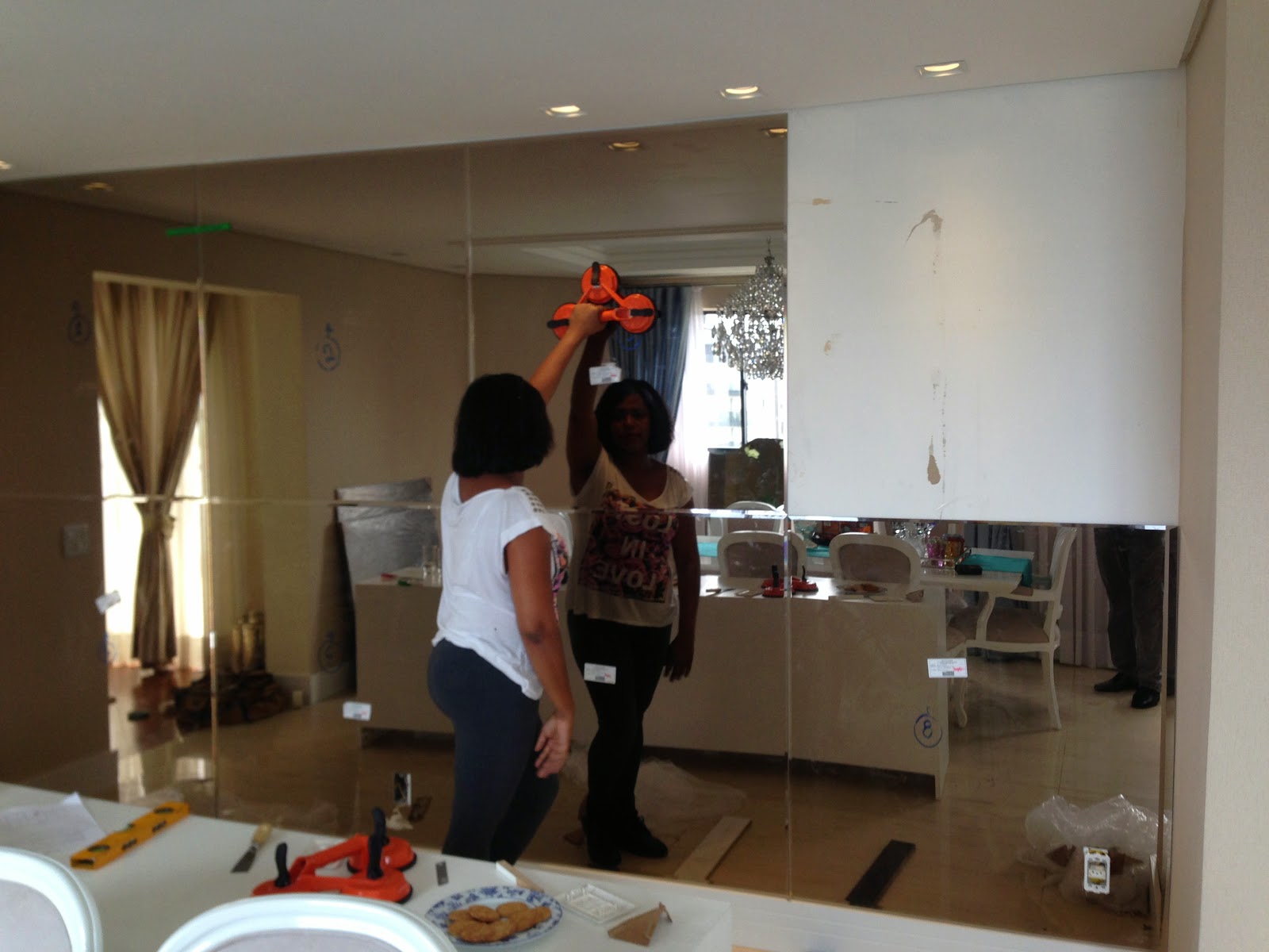 móveis para sala com espelho bronze