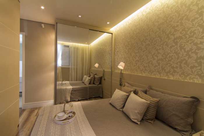 decoração de sala com parede de espelho bronze