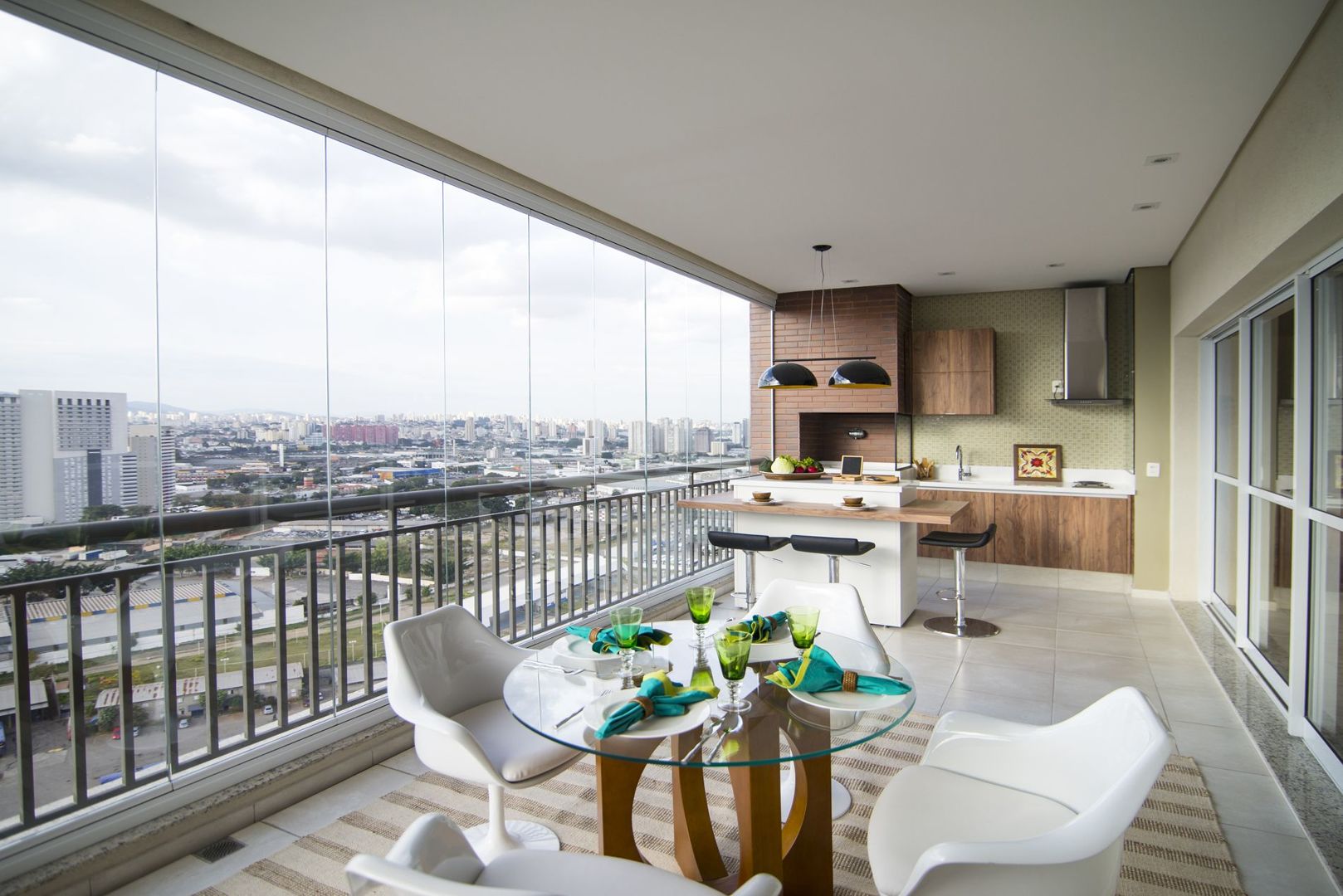 5 ideias de títulos:
1. Transforme sua Varanda com Cortinas de Vidro: Estilos e Funcionalidades
2. Controle Solar e Privacidade na Varanda Envidraçada: Soluções Inteligentes
3. Urban Jungle na Varanda de Vidro: Crie seu Oásis Particular
4. Varanda Gourmet com Cortina de Vidro: Elegância e Praticidade
5. Dicas Essenciais para Decorar sua Varanda com Cortina de Vidro