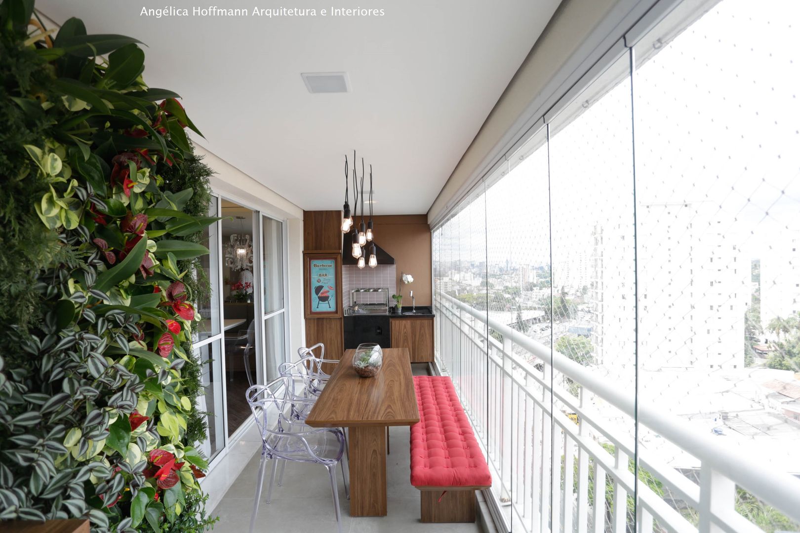 5 ideias de títulos:
1. Transforme sua Varanda com Cortinas de Vidro: Estilos e Funcionalidades
2. Controle Solar e Privacidade na Varanda Envidraçada: Soluções Inteligentes
3. Urban Jungle na Varanda de Vidro: Crie seu Oásis Particular
4. Varanda Gourmet com Cortina de Vidro: Elegância e Praticidade
5. Dicas Essenciais para Decorar sua Varanda com Cortina de Vidro