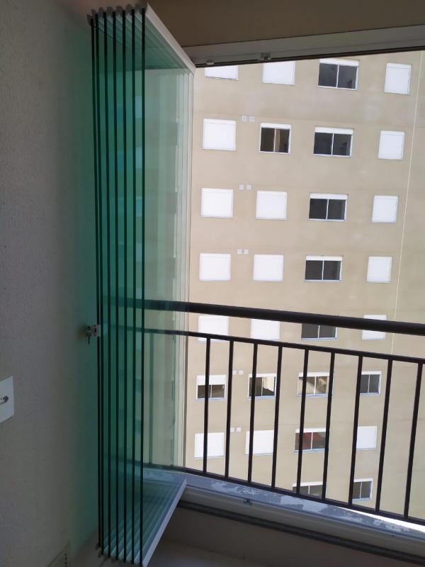 5 ideias de títulos:
1. Transforme sua Varanda com Cortinas de Vidro: Estilos e Funcionalidades
2. Controle Solar e Privacidade na Varanda Envidraçada: Soluções Inteligentes
3. Urban Jungle na Varanda de Vidro: Crie seu Oásis Particular
4. Varanda Gourmet com Cortina de Vidro: Elegância e Praticidade
5. Dicas Essenciais para Decorar sua Varanda com Cortina de Vidro