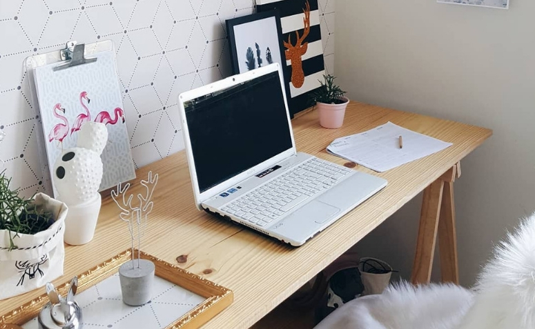 bancada suspensa vs mesa cavaletes escritório pequeno