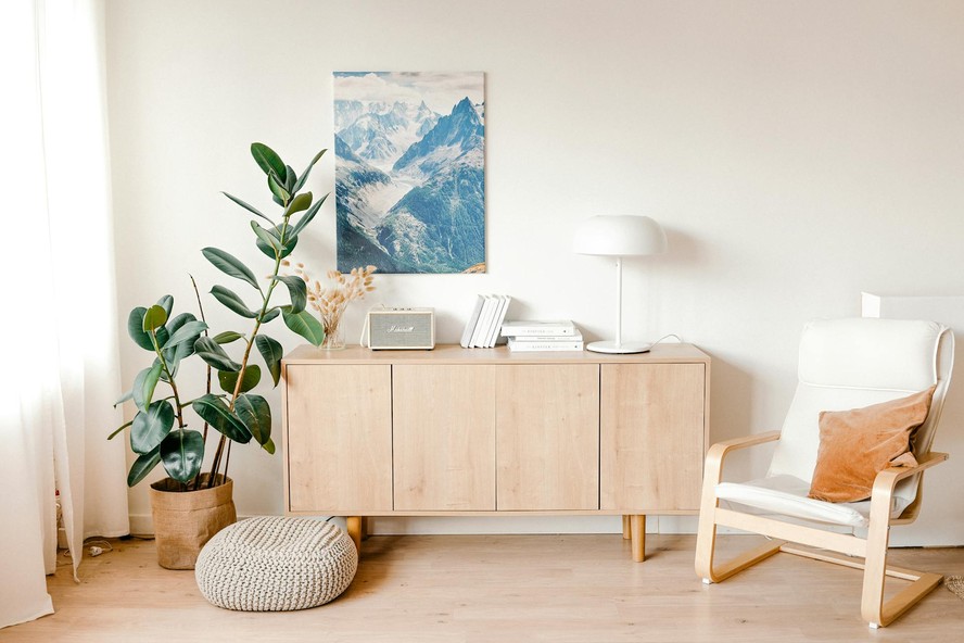 5 Dicas Essenciais para uma Sala de Estar Escandinava Perfeita
Como Criar o Ambiente Hygge Ideal na Sua Sala
Guia Completo: Móveis e Materiais para Decoração Escandinava
Iluminação e Cores: Os Pilares do Estilo Escandinavo
Transforme Sua Sala com o Minimalismo Funcional Escandinavo