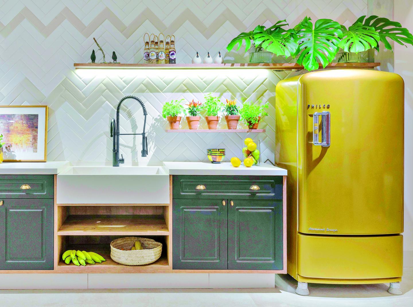 decoração retrô para cozinha com eletros coloridos