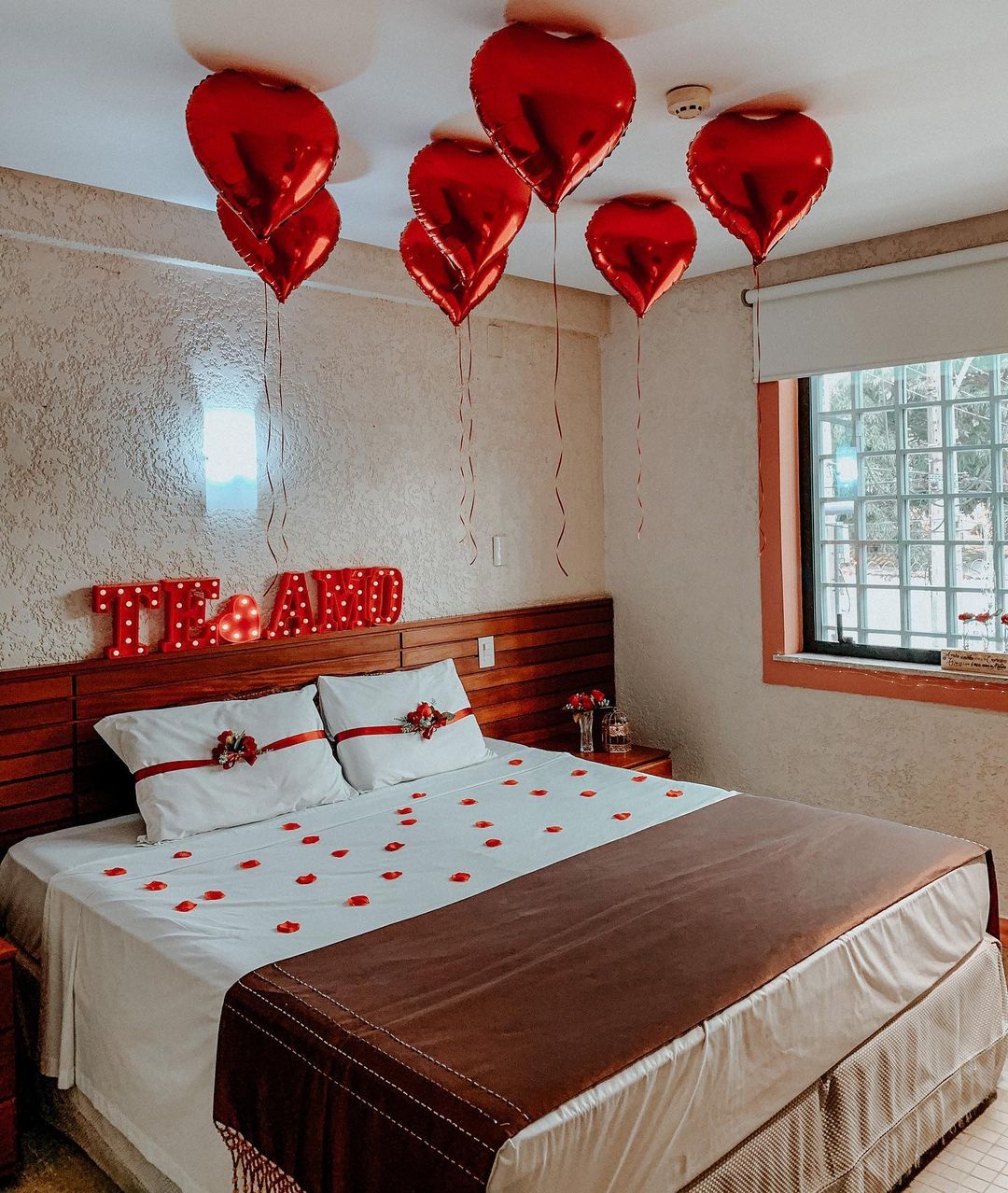 como criar uma decoração romântica barata