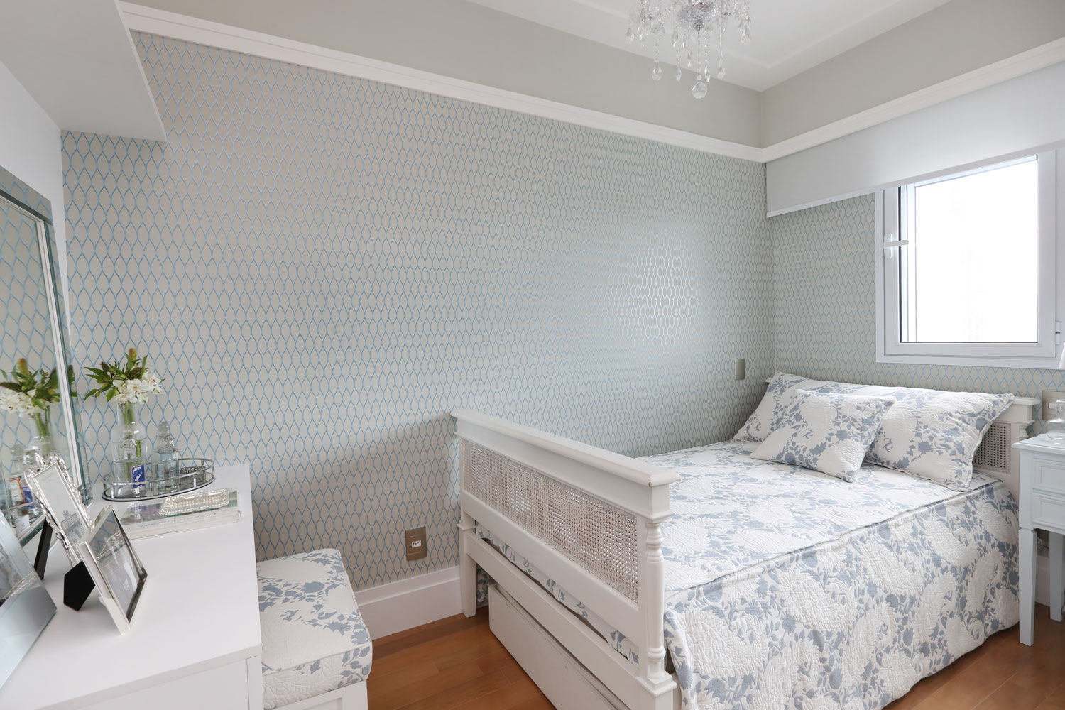 decoração quarto solteiro romântico florido