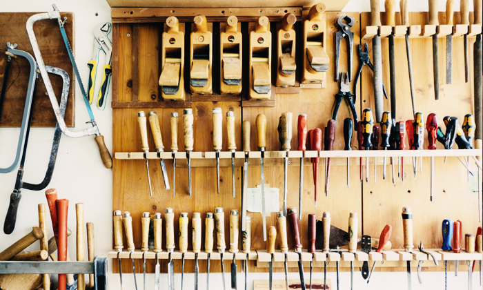 5 ideias de títulos:
1. Guia Completo: Ferramentas Essenciais para sua Primeira Oficina de Marcenaria.
2. Projetos de Marcenaria para Iniciantes: Comece com Peças Úteis e Rápidas.
3. Segurança em Primeiro Lugar: EPIs Indispensáveis para sua Jornada na Marcenaria.
4. Marcenaria 4.0: O Futuro da Montagem com Serviços de Plano de Corte.
5. Orçamento para Marcenaria Hobby: Como Montar sua Oficina sem Gastar Muito.