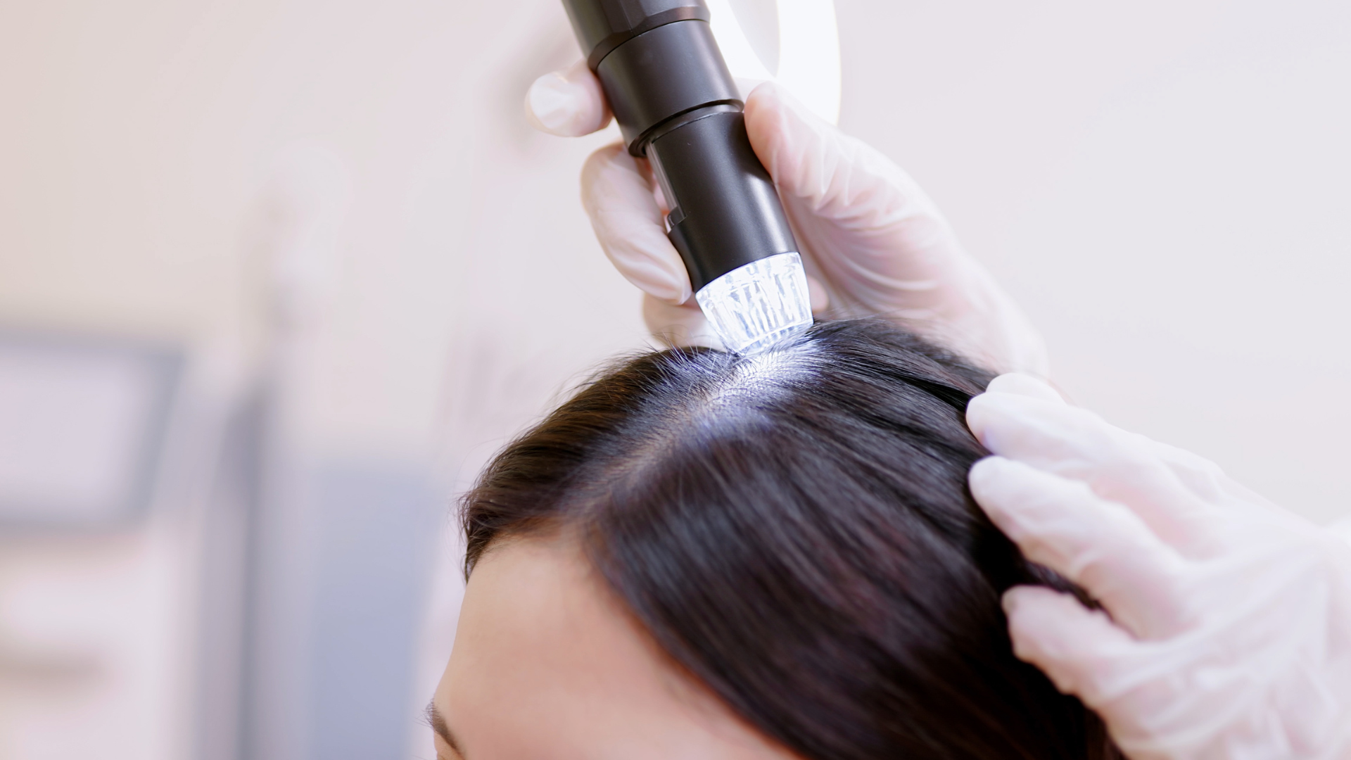 5 ideias de títulos:
1. Os 10 Mandamentos para um Cabelo Saudável: Da Lavagem à Nutrição.
2. Queda de Cabelo: Entenda as Causas e os Tratamentos Mais Eficazes.
3. Dieta e Cabelo: Como os Nutrientes Impactam a Saúde Capilar.
4. Proteção Térmica e Cortes: Aliados Essenciais para Cabelos Fortes.
5. Mitos e Verdades sobre Lavagem e Manuseio do Cabelo.