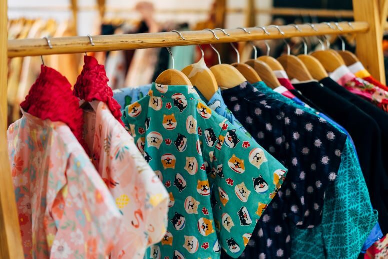 como achar roupas boas em brechó